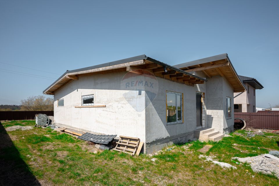 Casă cu 4 camere de vânzare, 130mp utili, teren 600mp in Harman