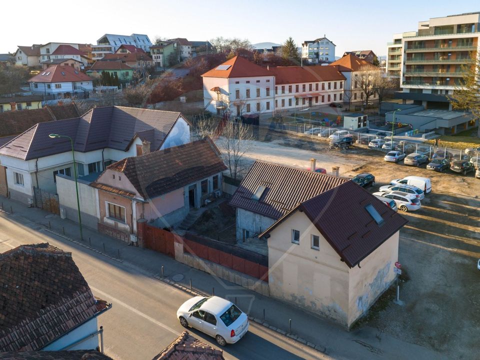 2 case cu curte proprie - locație centrala