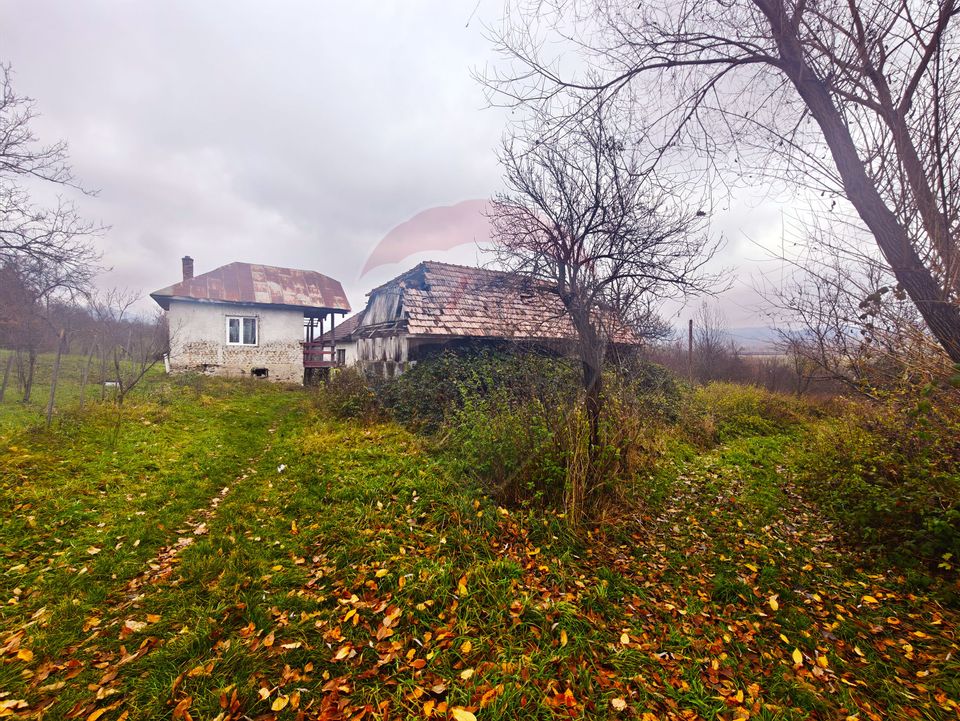 Teren de vânzare Unguraș cu priveliște si anexe