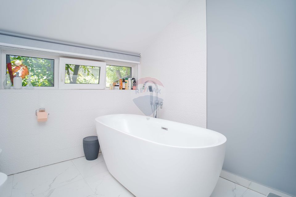 Casă / Vilă spatioasa cu teren in zona centrala Sararie