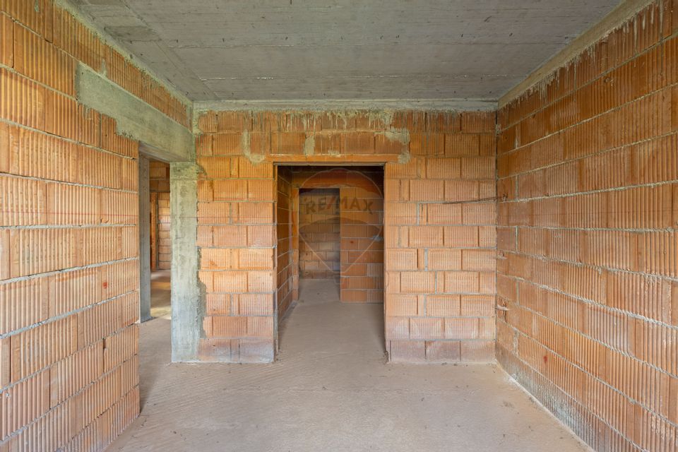 Casă la roșu cu teren generos, 500 mp, situată pe strada Ostașului