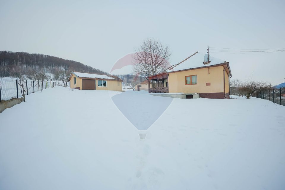 Casă cu 4 camere din cărămidă, de vânzare în zona Bratca-Damiș