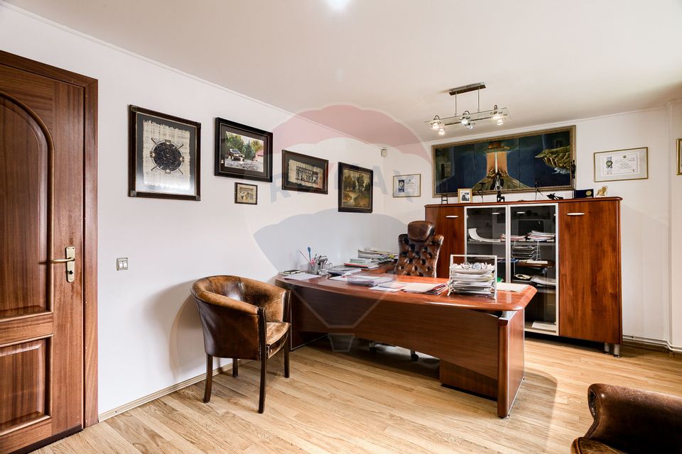 Apartament cu 4 camere de vânzare în zona Intim