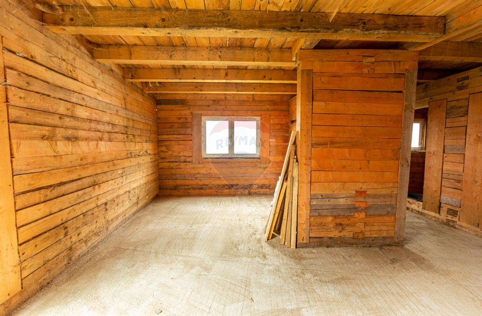 Duplex spațios – oportunitate pentru dezvoltatori sau două familii