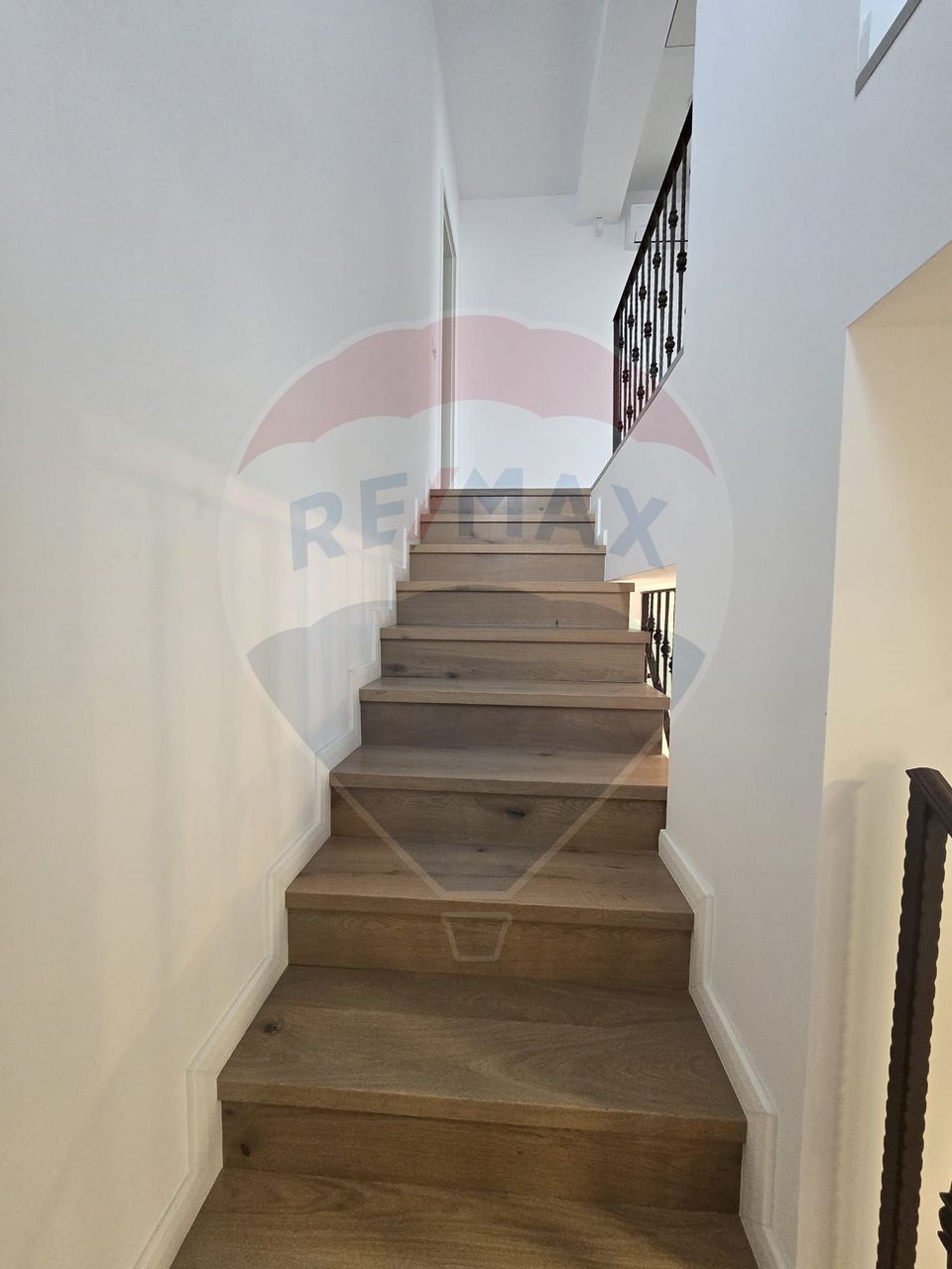 DE INCHIRIAT Casă / Vilă cu 5 camere în zona Ferme/OTOPENI