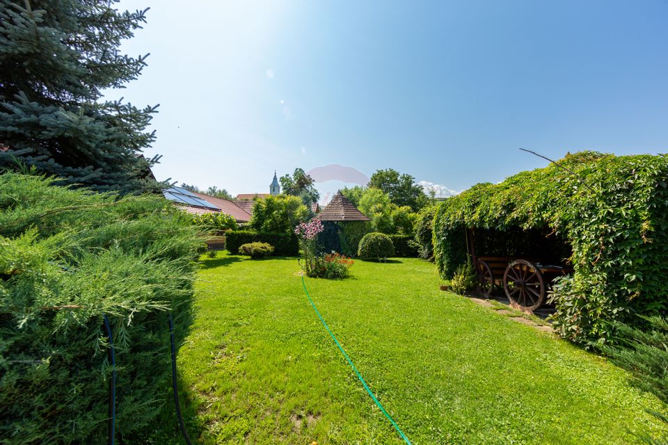 Casă spațioasă cu garaj dublu, foișor și curte amenajată