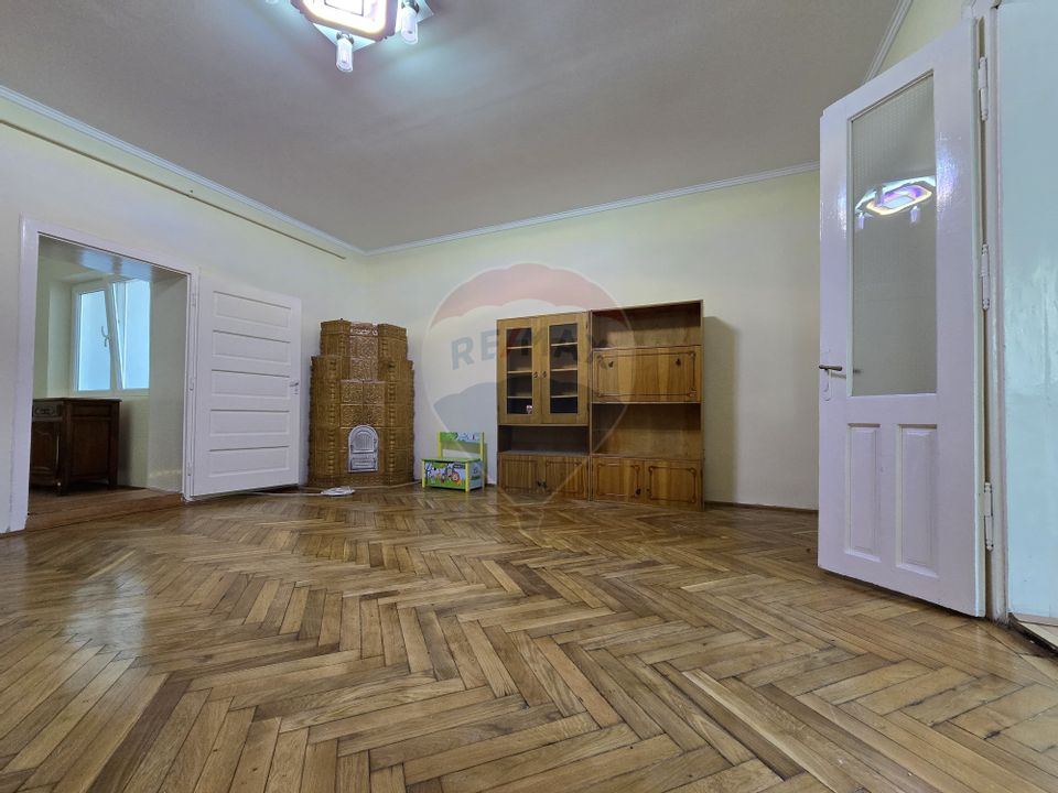 Casă cu 5 camere de vânzare în zona Central comision 0