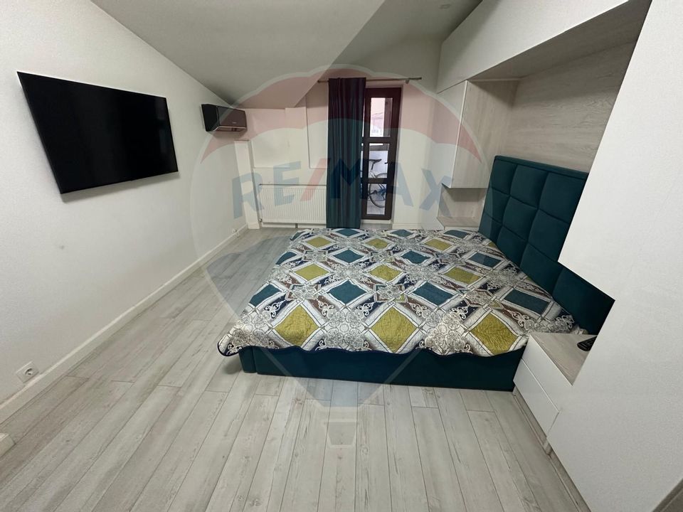 Apartament cu 4 camere de vânzare în zona Rovine