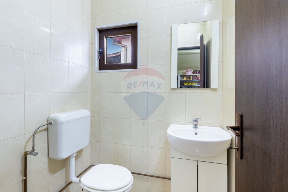 Casă spațioasă cu 4 camere și spațiu comercial în Bujac