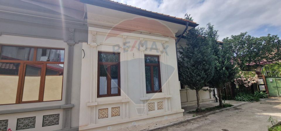 Corp cladire, 3 camere de vânzare, central, CABINET MEDICAL