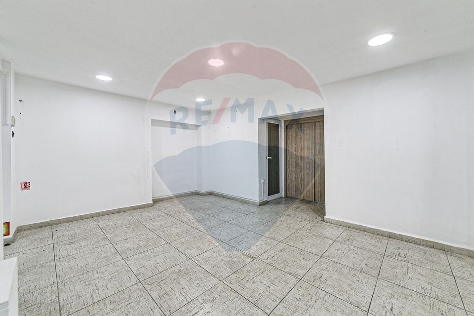 64sq.m Commercial Space for rent, Ultracentral area