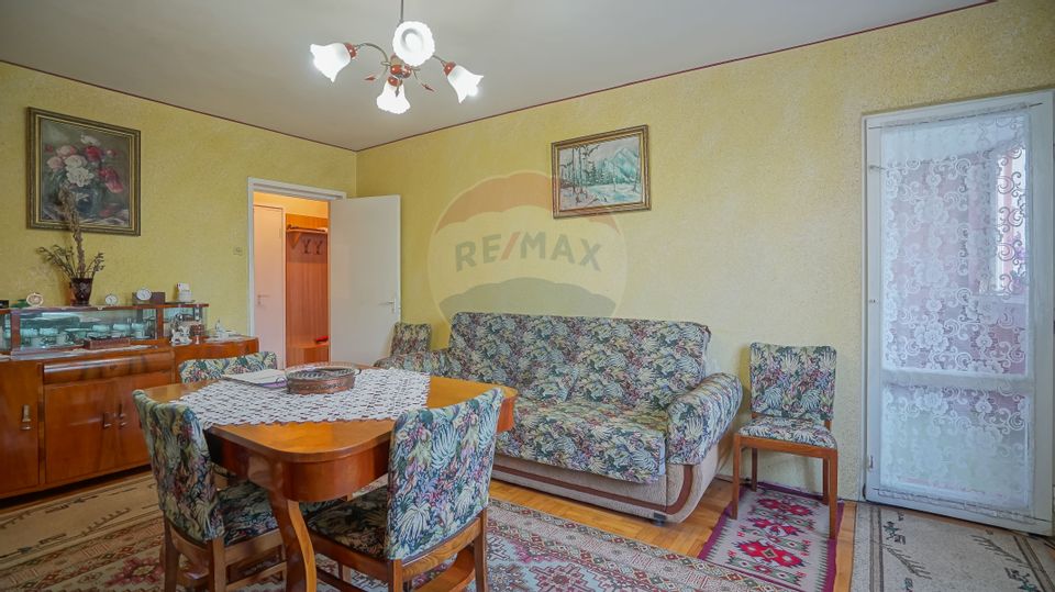 REZERVAT!! Apartament cu 3 camere de vânzare, zona Vlahuta