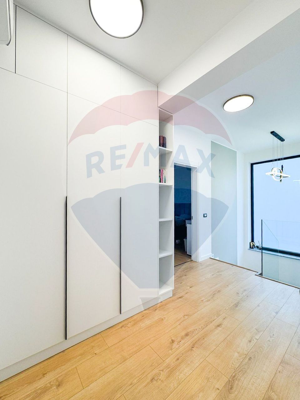 House / Villa for sale in Mogosoaia, shop, bus, utilities