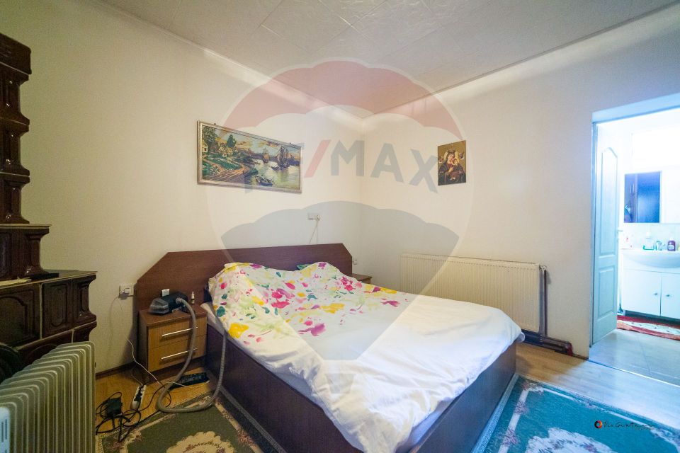 Imobil renovat, 2 apartamente, grădină și garaj – Turnu