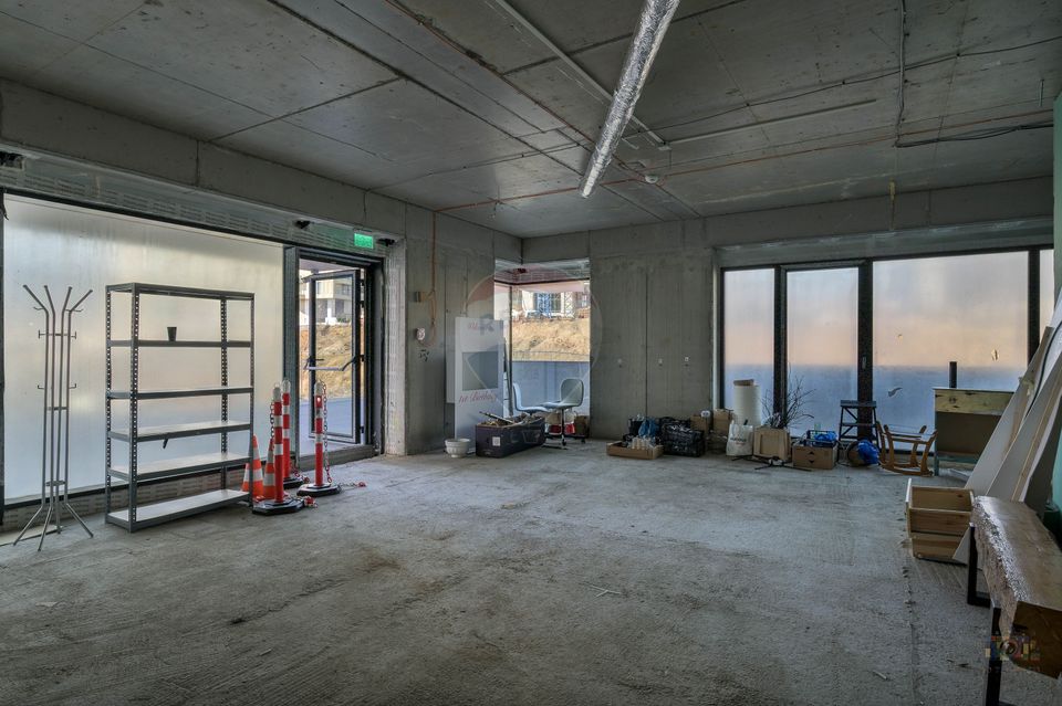 Spatiu ideal showroom/cafenea | vitrine + terasa