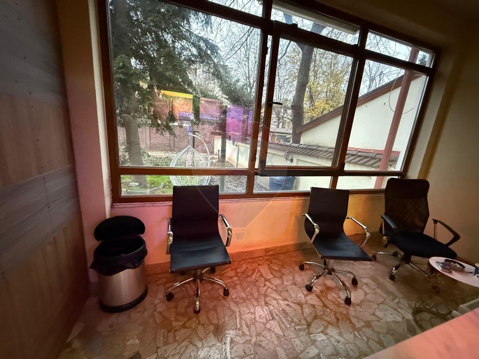 De inchiriat Casă / Vilă 7 camere + curte zona Vatra Luminoasa