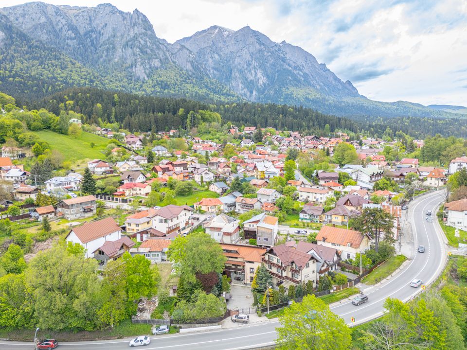 Proprietate deosebită de vânzare în Bușteni - Pensiune + Duplex