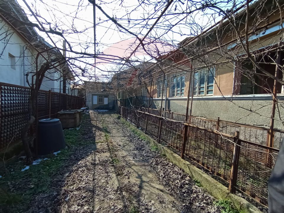 Casă bătrânească cu teren generos de vanzare in Ișalnița