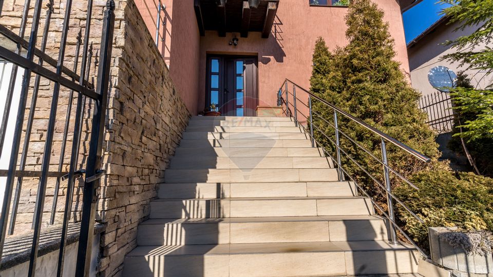 Casa de vanzare, 5 camere, zona Baciu