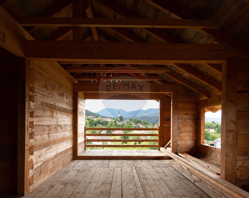 Duplex spațios – oportunitate pentru dezvoltatori sau două familii