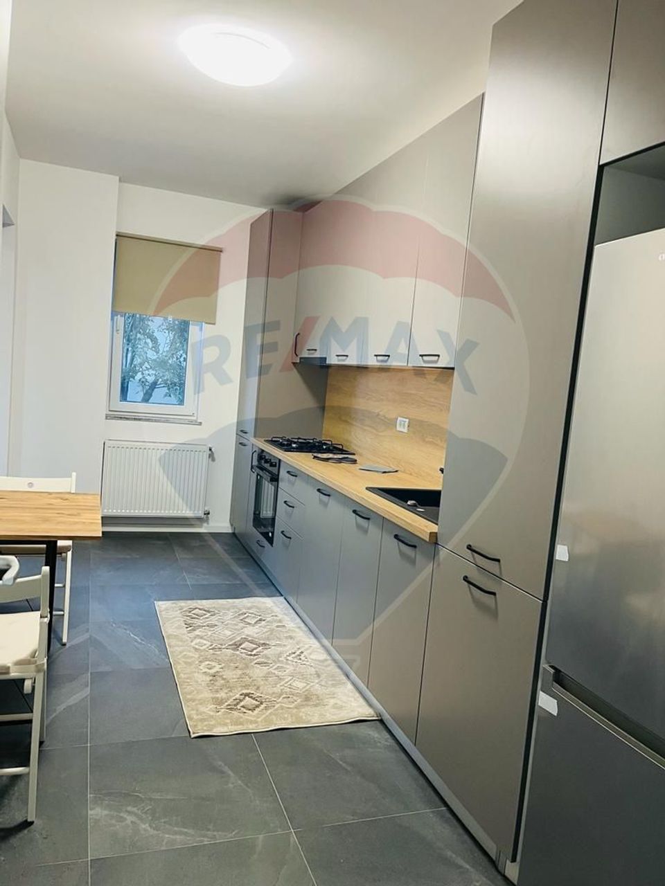 Apartament cu 2 camere de închiriat cu loc parcare în zona Trapezului