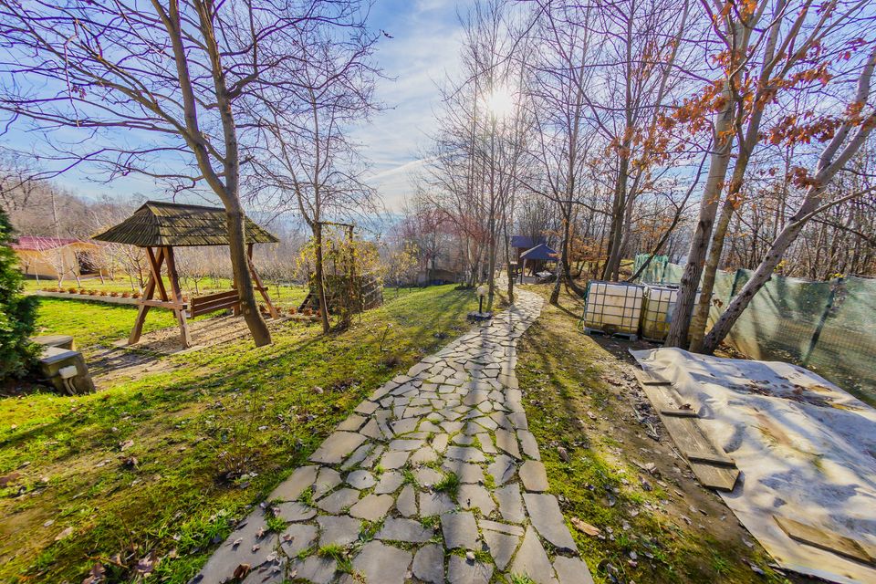 VILA CU TEREN GENEROS DE VANZARE/SCHIMB CU CASA