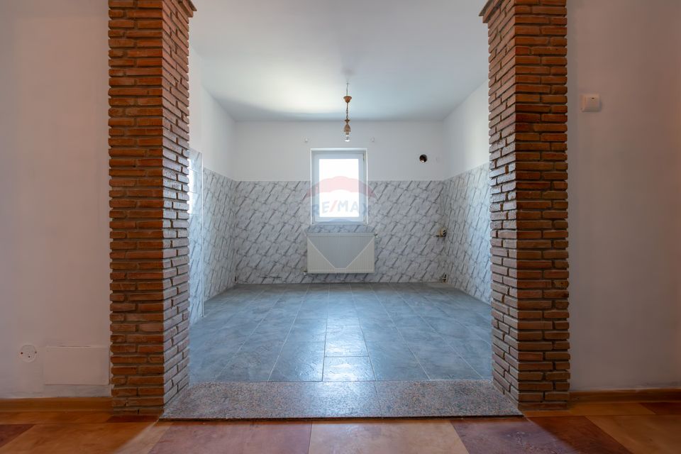 Apartament cu 3 camere de vânzare