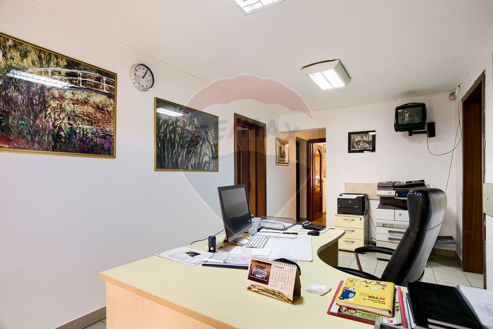 Apartament cu 4 camere de vânzare în zona Intim