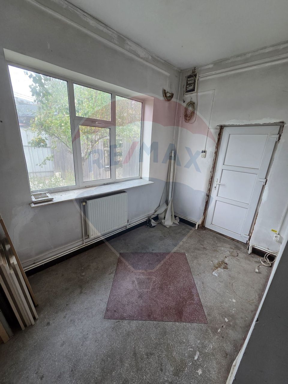 Ansamblu casa de locuit, hala productie ,spatiu de birouri si teren