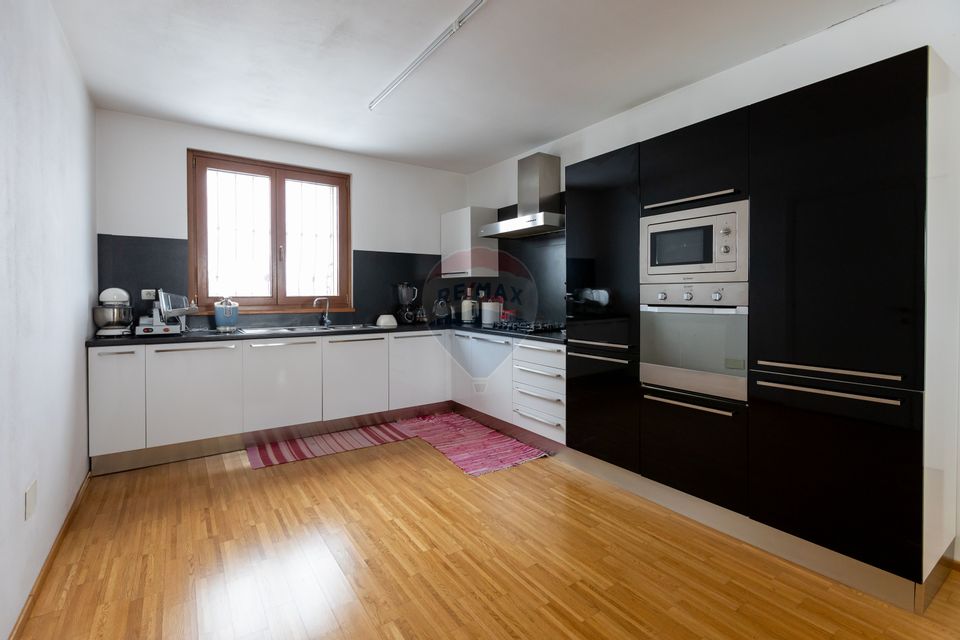 8 room House / Villa for sale