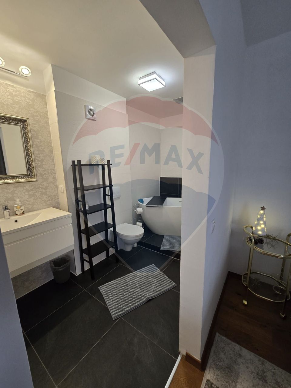 Apartament de lux cu 3 camere de închiriat