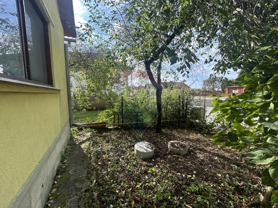 Casa - sura cu 16 ari teren de vânzare în Buşag