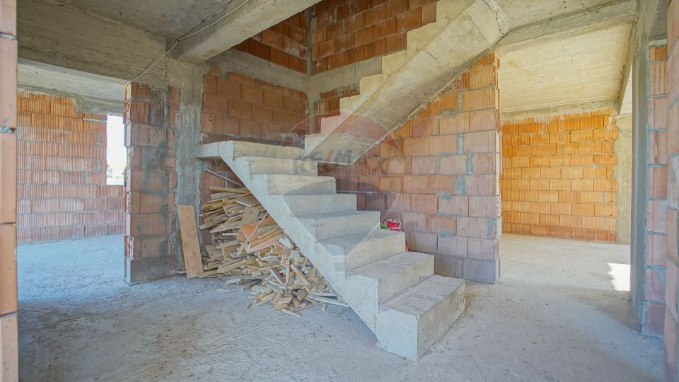 Villa in red, with 823sqm land in Cristian, Str C-tin Brâncoveanu