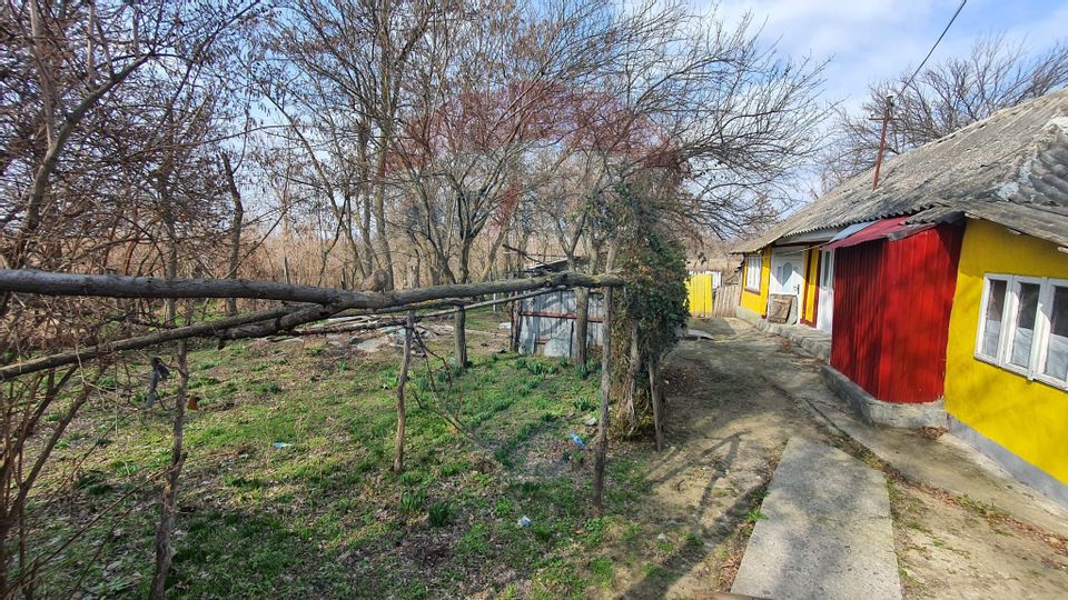 Teren intravilan și casă de vânzare în sat Blînzi/Corod