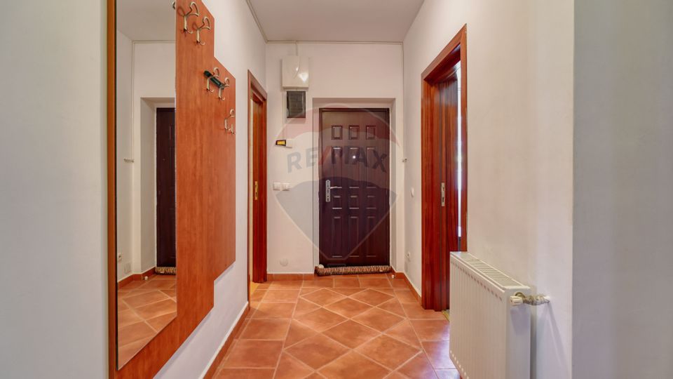 Casă / Vilă cu 8 camere de vânzare în zona Valea Rasnoavei