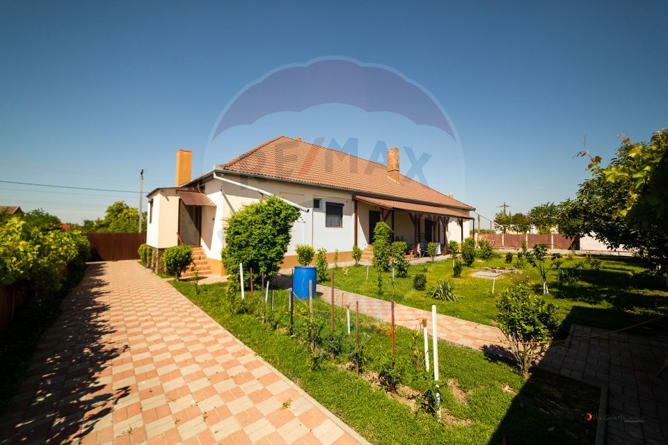 Casă cu 3 apartamente, piscină și 1000 mp teren, vânzare/schimb Turnu