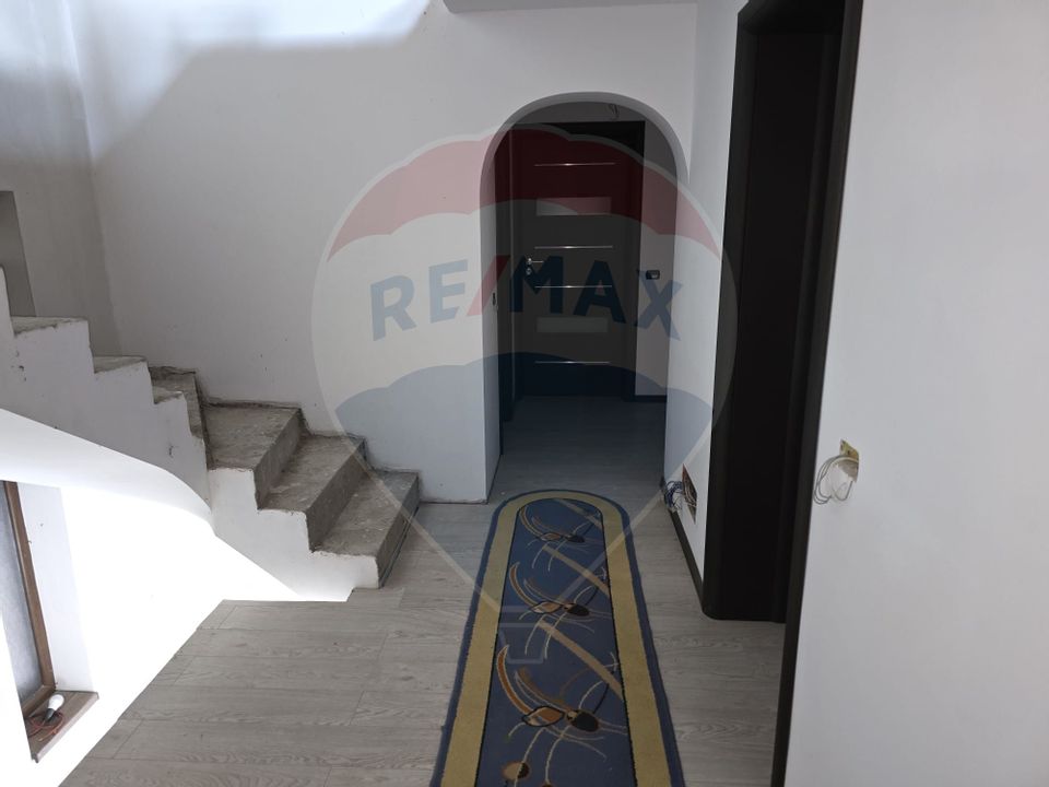 Casă / Vilă cu 4 camere de vânzare în zona Periferie