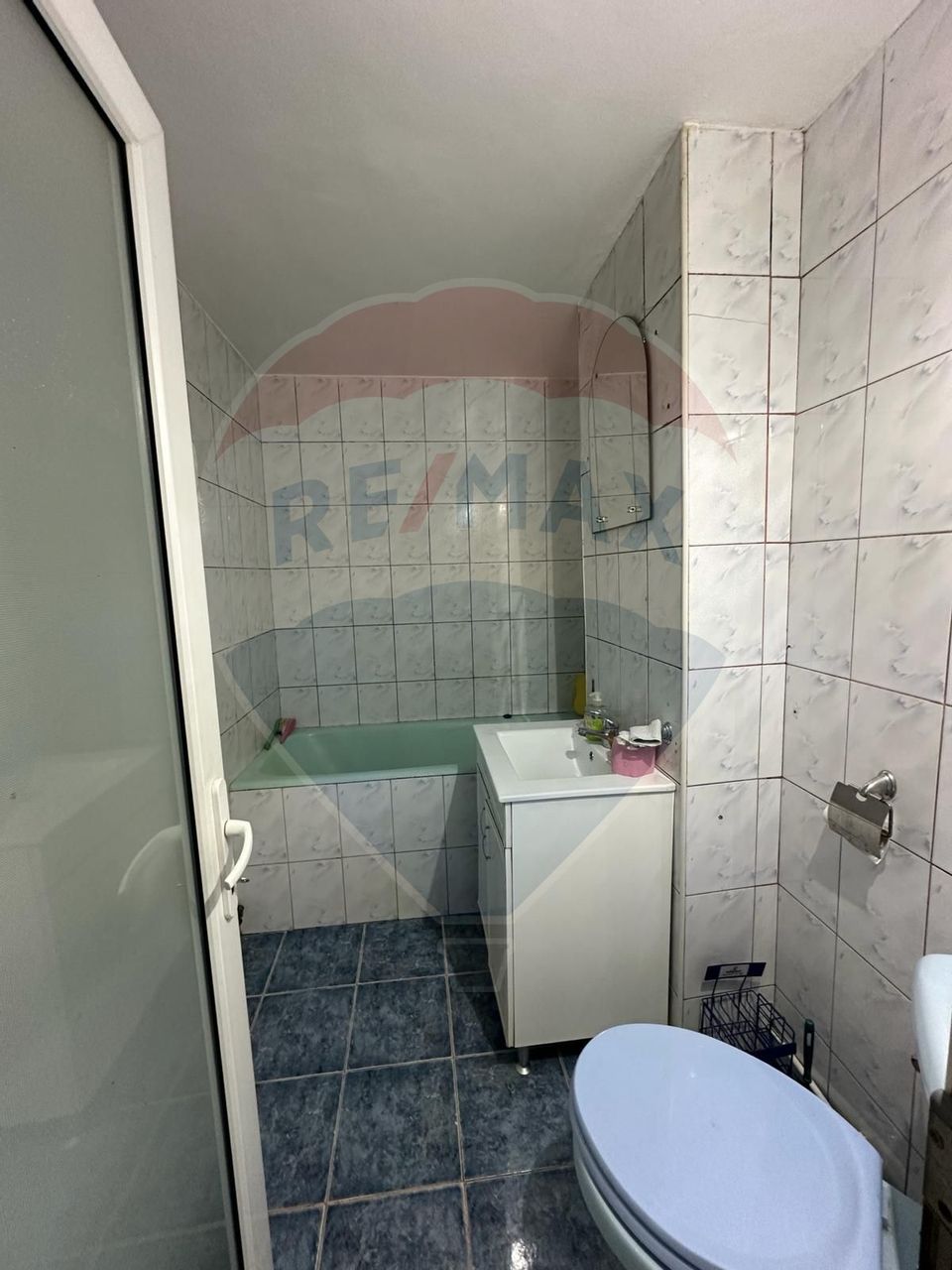 Apartament cu 3 camere de închiriat