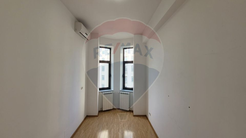 Apartament cu 3 camere de închiriat în zona Universitate