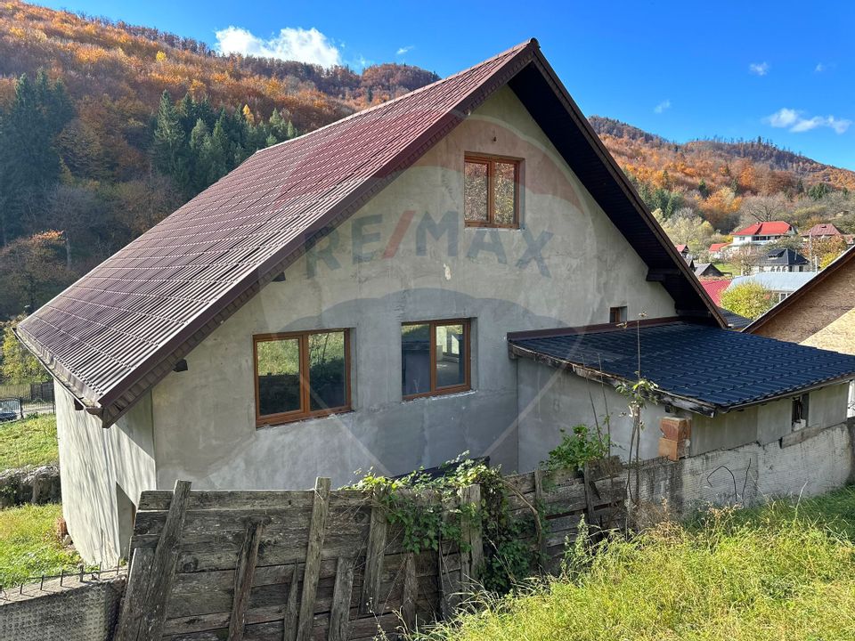 Casă / Vilă la gri in Pangarati Neamt