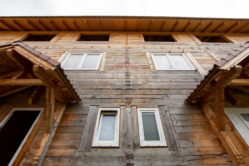 Duplex spațios – oportunitate pentru dezvoltatori sau două familii