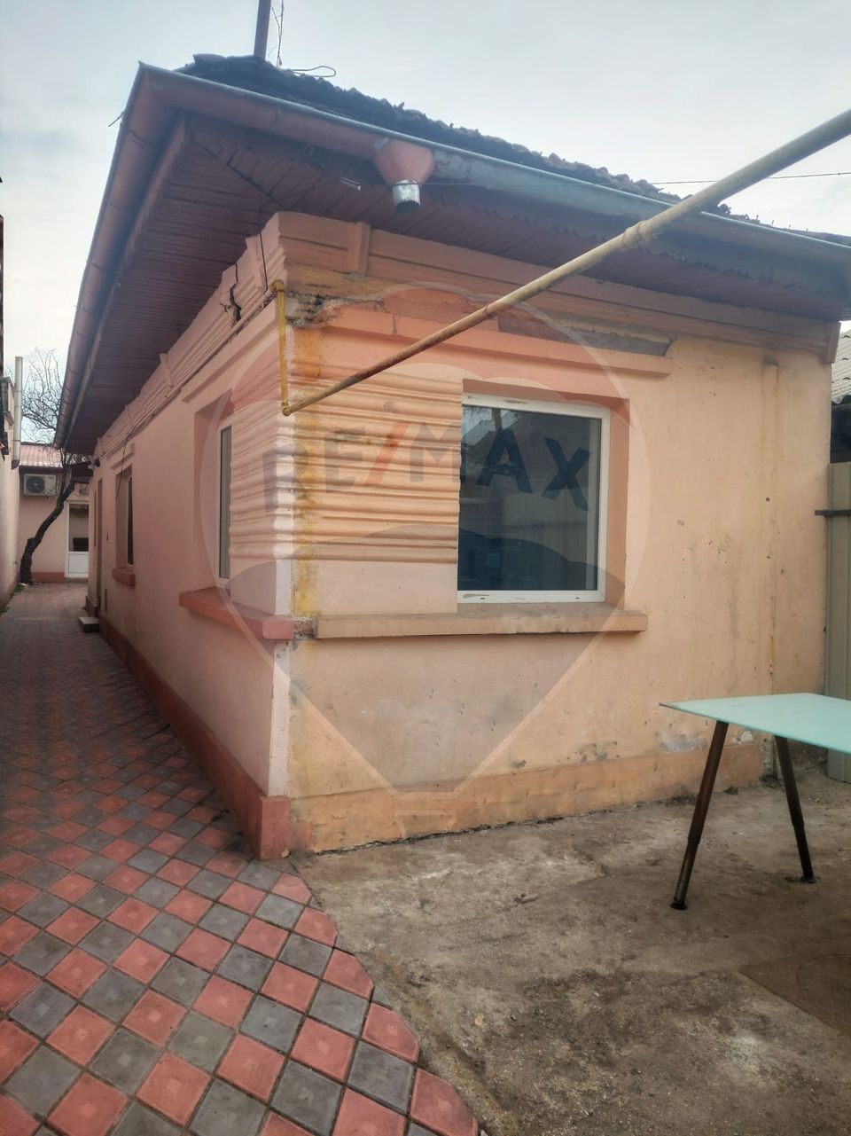 Casă cu două corpuri, ideală pentru firmă, Vitan