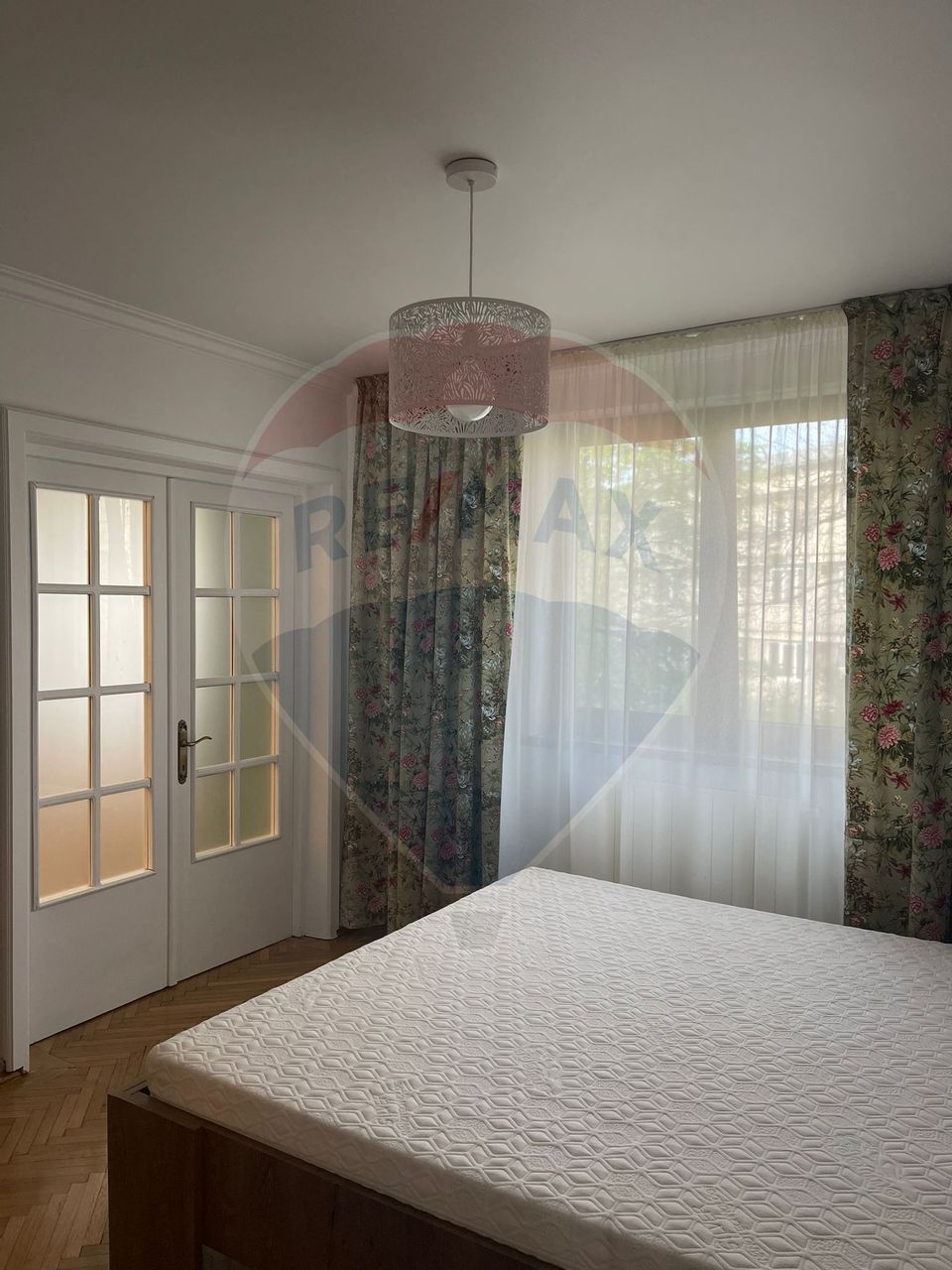 Apartament cu 3 camere de închiriat în zona Rovine