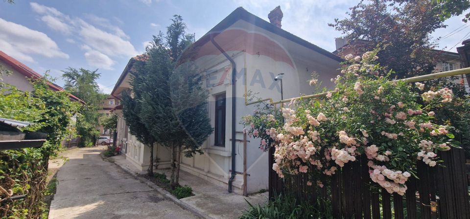 Corp cladire, 3 camere de vânzare, central, CABINET MEDICAL