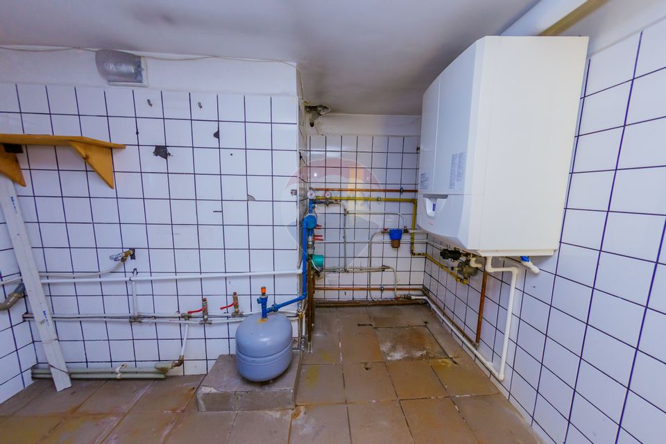 Casă cu 7 camere de vânzare la drumul principal cu 2 intrari