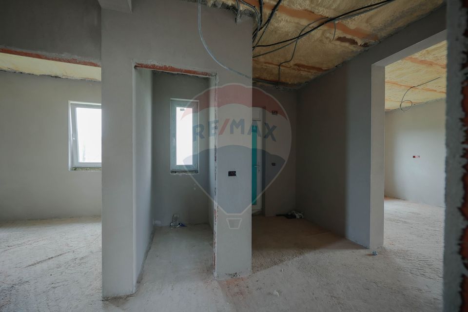 De vânzare casă semifinisată cu 3 camere, 455 mp teren, în Cihei