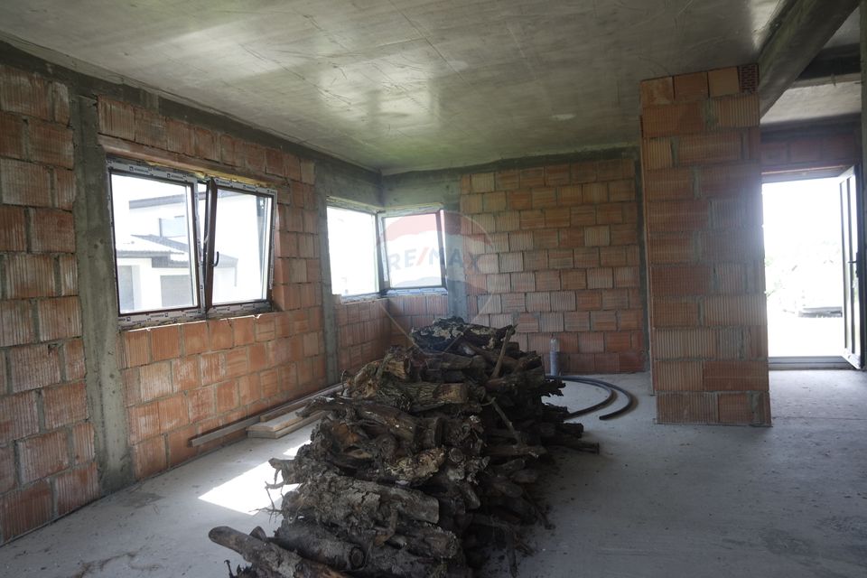 CASA CUPLATĂ DE VÂNZARE la rosu sau la semifinisat în Tăuții Măgherăuș