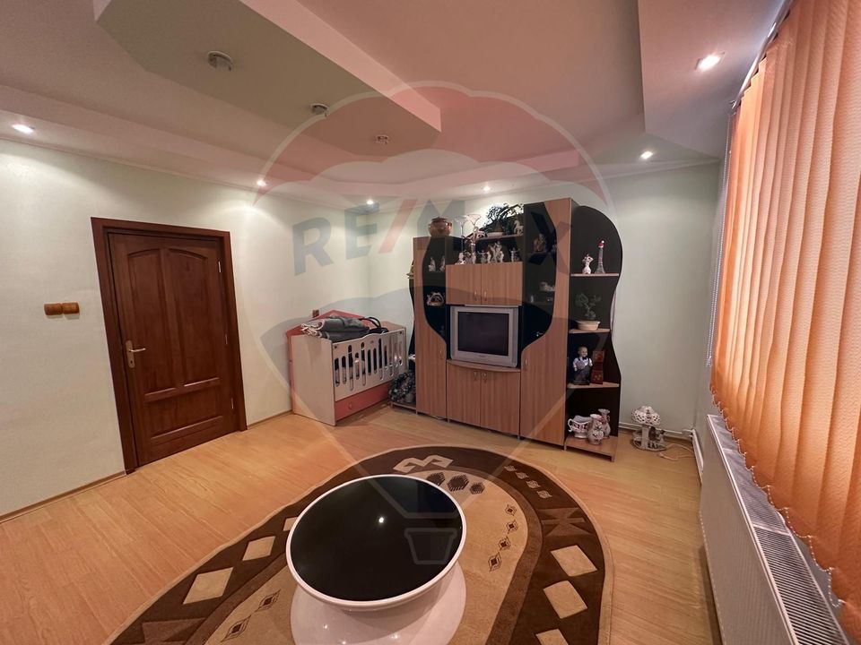 Casă spațioasă 6 camere, 2 băi, garaj spatios și terasă