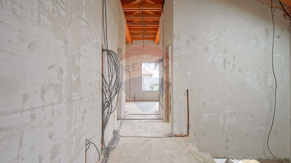 Casă spațioasă la gri, 4 camere, 3 băi, teren 500 mp – zona Bartolomeu