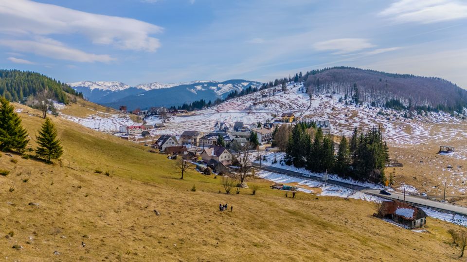 Land 2,028sqm Fundata / DN 73